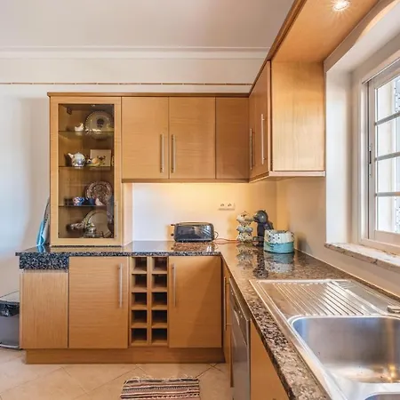 Nice In Lagoa With 2 Bedrooms, Wifi And Outdoor Swimming Pool דירה