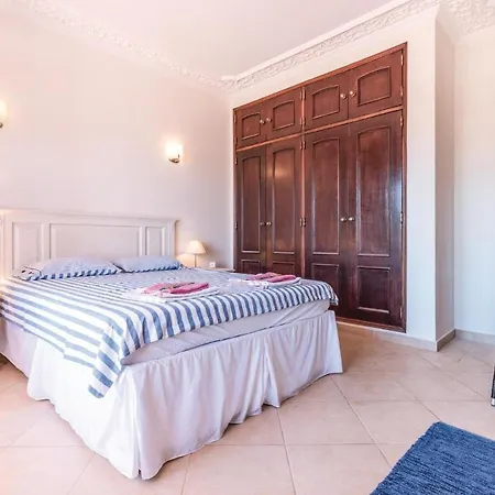 Nice In Lagoa With 2 Bedrooms, Wifi And Outdoor Swimming Pool