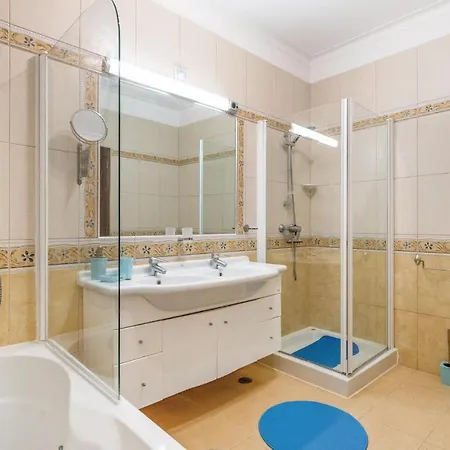 Nice In Lagoa With 2 Bedrooms, Wifi And Outdoor Swimming Pool
